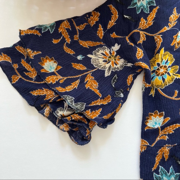 The Hanger | Blue & Gold Floral Crop Top Blouse - Picture 3 of 9